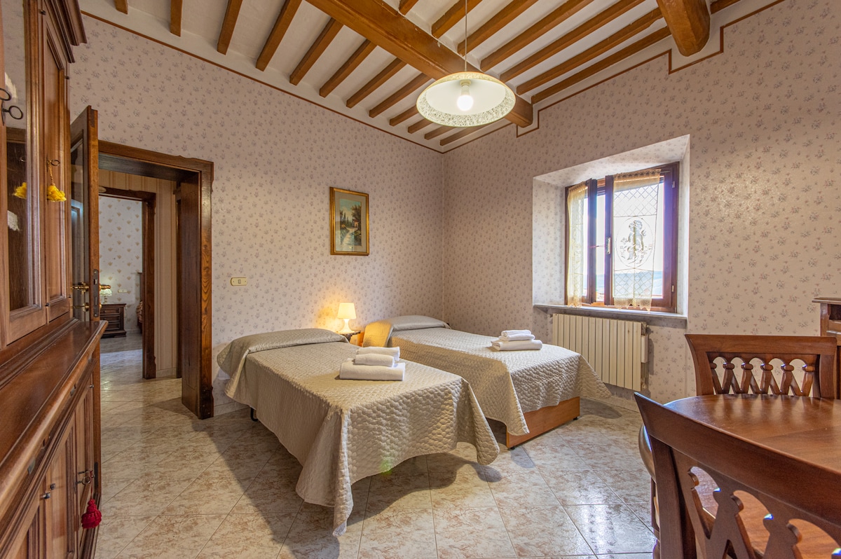 ห้องนอนมีเตียงเดี่ยว 2 เตียง พื้นที่อ่านหนังสือ และโต๊ะขนาดใหญ่