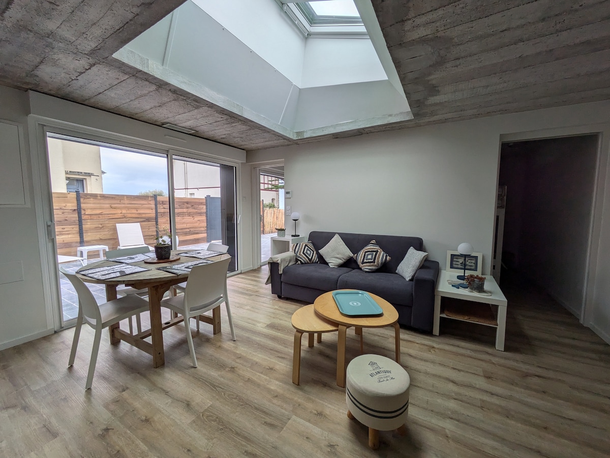 Propiedad de Airbnb exitosa: Cozy Beach, beachfront accommodation en Saint Pair Sur Mer