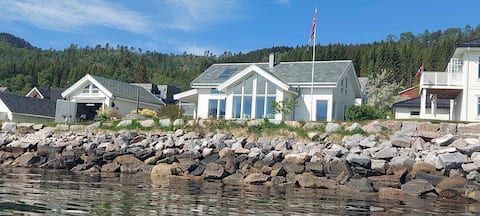 Idyllic holiday home at the edge of the sea