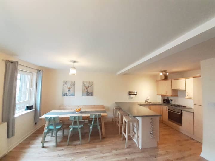 2 Bed Flat With Balcony - Leith