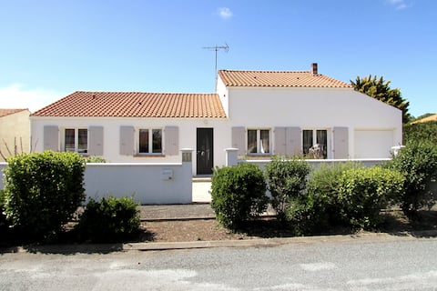 quiet house close to the sea