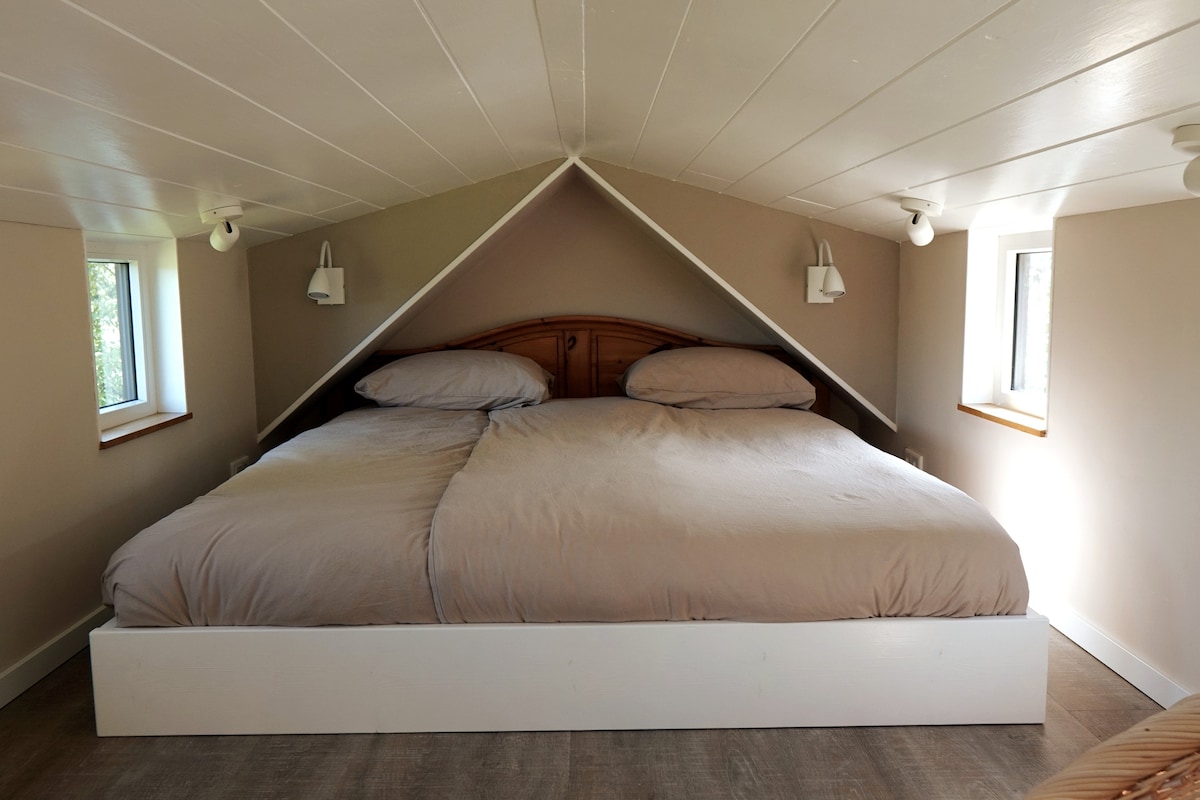 Un acogedor loft para dormir, con deliciosos colchones "Emma-sleep" de 1,60 m de ancho. 
¡Ten en cuenta que es pequeño, estar de pie no es posible aquí!  
La vista es magnífica, una experiencia en sí misma.