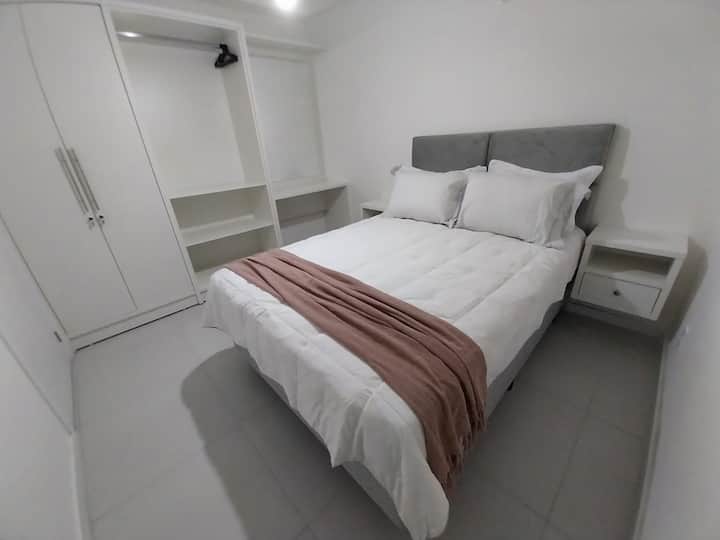 ห้องนอน 2
เตียงคู่พื้นที่วางกระเป๋าโต๊ะเครื่องแป้ง/พื้นที่ทำงานพร้อมเต้ารับและไฟ