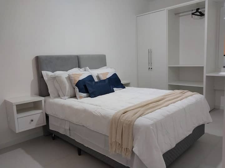 1 เท่าไหร่ 1 
เตียง Casal พื้นที่วางกระเป๋าและโต๊ะเครื่องแป้ง/พื้นที่ทำงานพร้อมเต้ารับและไฟ