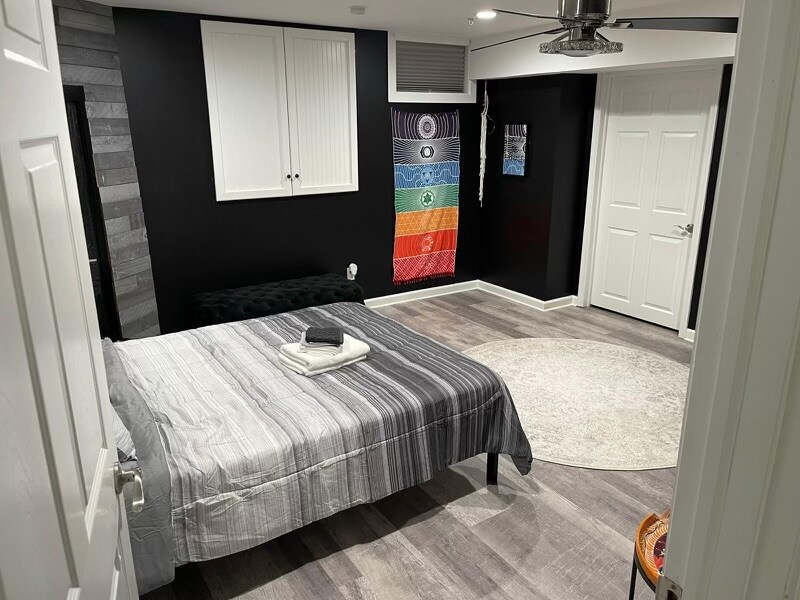 Krevat i butë dhe i rehatshëm me madhësi të plotë.