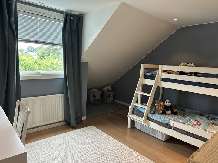 Spavaća soba 2 na gornjem katu s obiteljskim krevetom na kat s gornjim krevetom od 80 cm i donjim katom od 120 cm. 