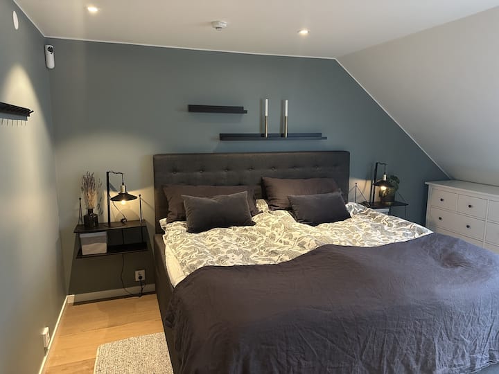 Spavaća soba 1 na gornjem katu. Bračni krevet širine 210 cm s dovoljno prostora. 