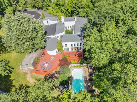 !Poconos Hidden Villa de’Casablanca Pool+Spa Creek