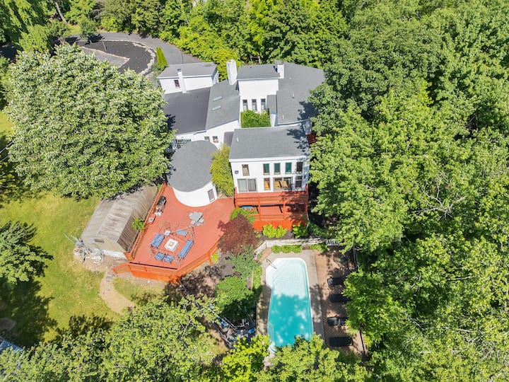 !Poconos Hidden Villa de’Casablanca Pool+Spa Creek