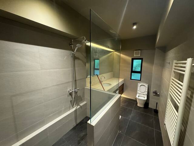 Hollywood Road Duplex gallery image 3