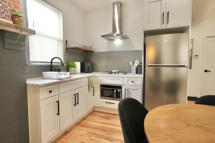 5 Bedrooms 2bath, w/ Parking by EWR American Dream gallery image 4