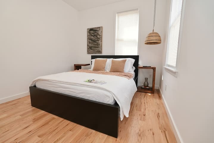 5 Bedrooms 2bath, w/ Parking by EWR American Dream gallery image 2