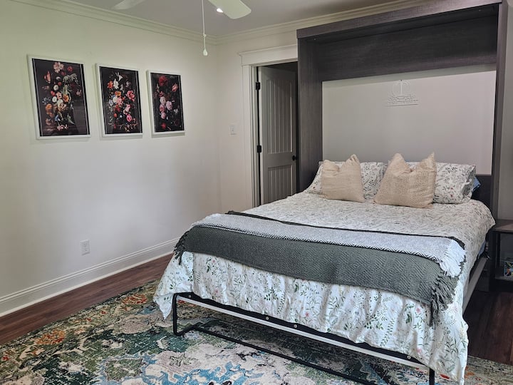 Všetky štyri spálne majú vlastnú kúpeľňu s toaletou.