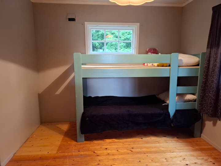 Spálňa 2 poschodová posteľ + v prípade potreby prístelka. 