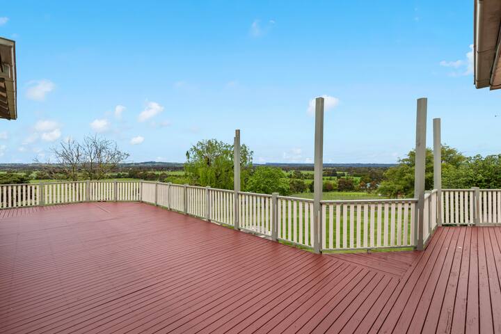 Beautiful Federation Residence for 16 Guests gallery image 5