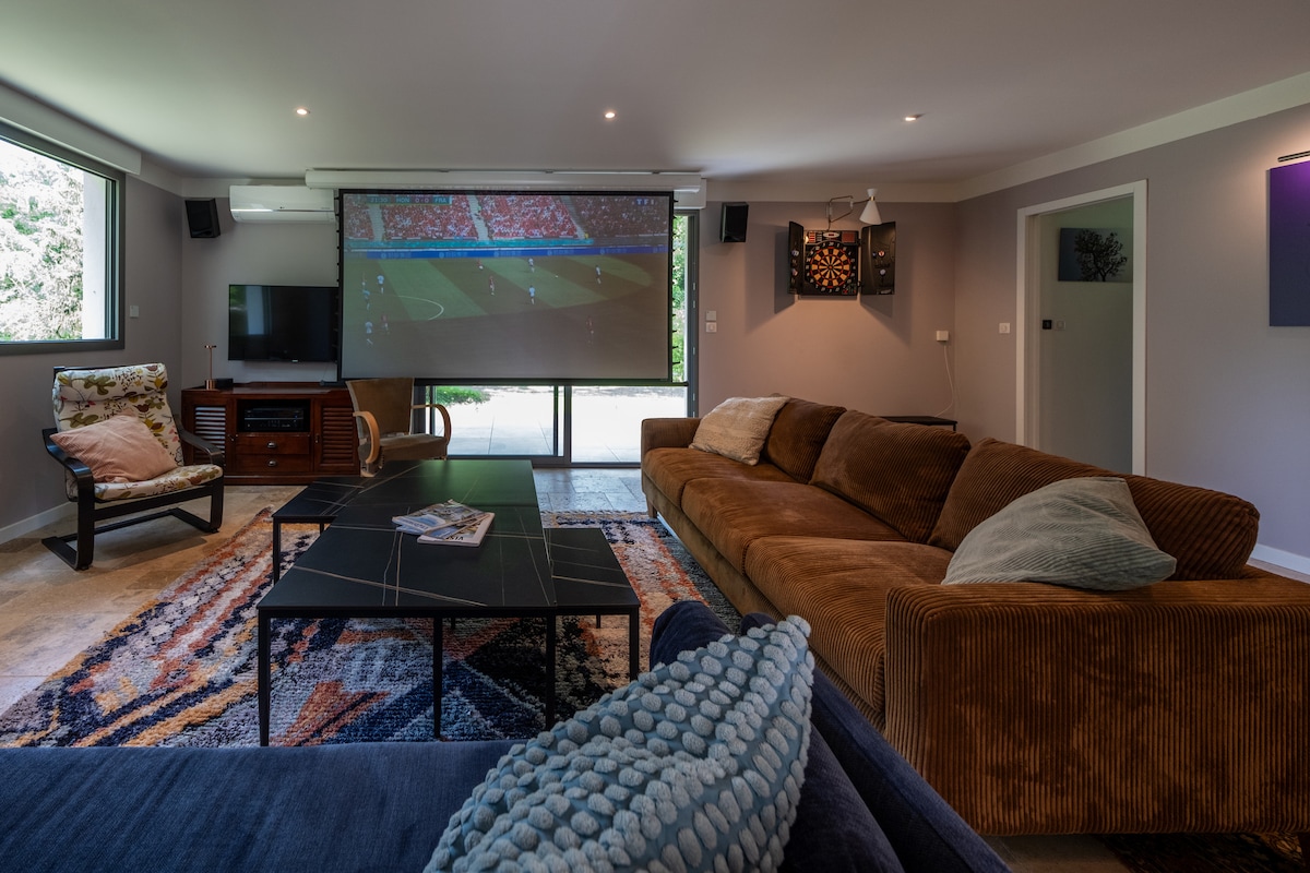 Vidéoprojecteur BenQ et écran dédié pour des moments de cinéma, jeux vidéos...