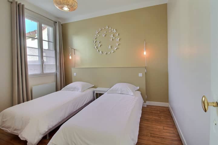 Contemporaine avec vue sur le jardin, cette chambre est entièrement modulable pour recevoir les enfants avec deux lits simples (80x200) et une armoire 