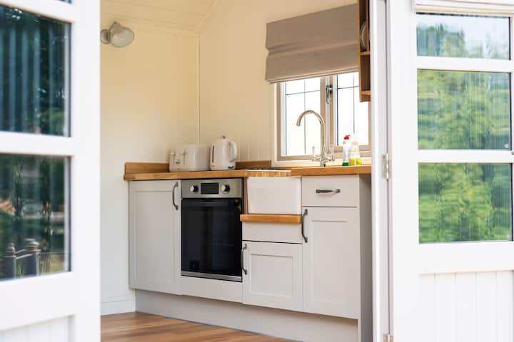 Idyllic Gloucestershire Farm Stay With Views - Tewkesbury