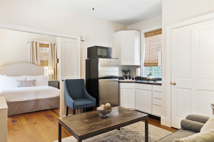 Bright & Secluded Apartment With Pool Access - Charleston, SC
