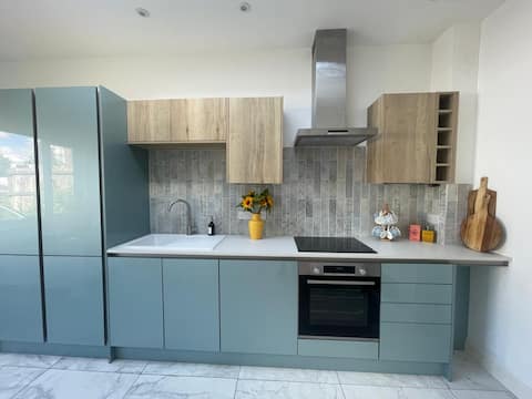 Top performing Airbnb: Sunny, private AC studio with Parking in Brislington West