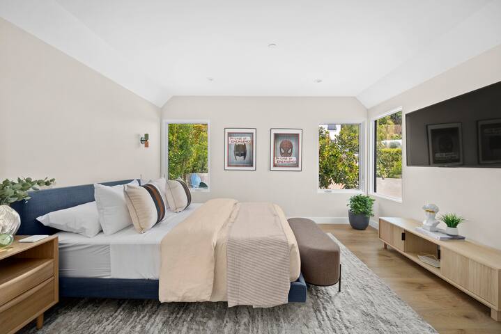 Contemporary Sanctuary; Walk to Sunset Strip gallery image 5