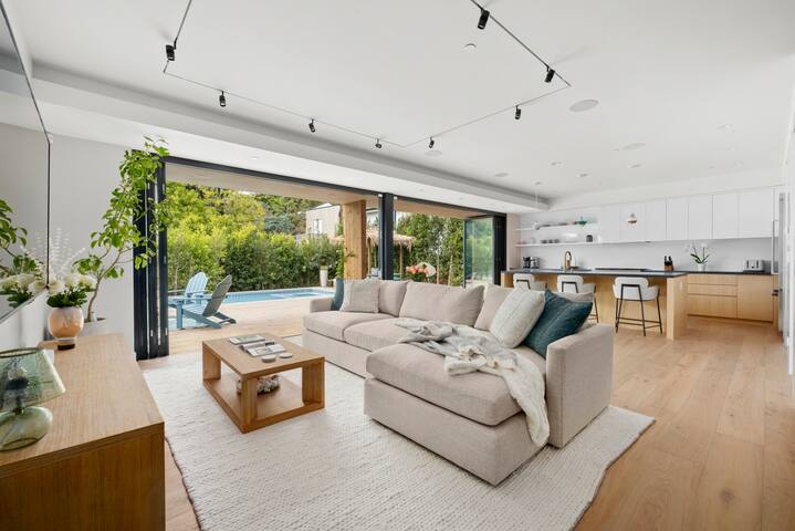 Contemporary Sanctuary; Walk to Sunset Strip gallery image 4