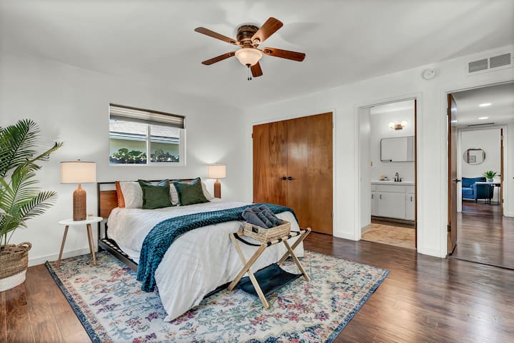 Тази просторна основна спалня има собствена баня, телевизор и достъп до слънчевата стая през плъзгаща се врата. От прозореца можете да се насладите на гледка към задния двор.