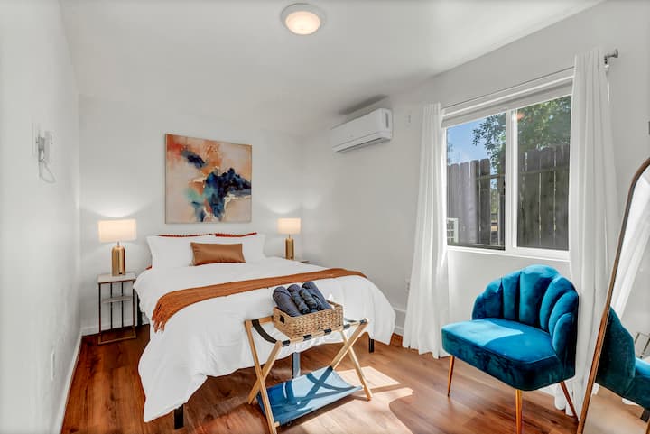 Тази спалня е допълнение със собствен климатик, за да се осигури сън с контролиран климат.