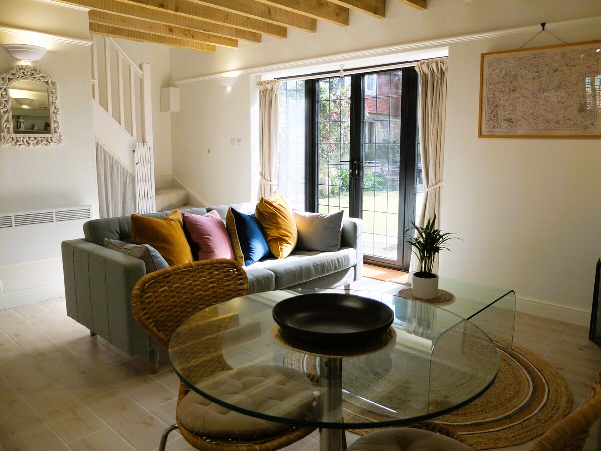 Top Airbnb: Charming barn in Cotswolds AONB near Burford in Oxfordshire