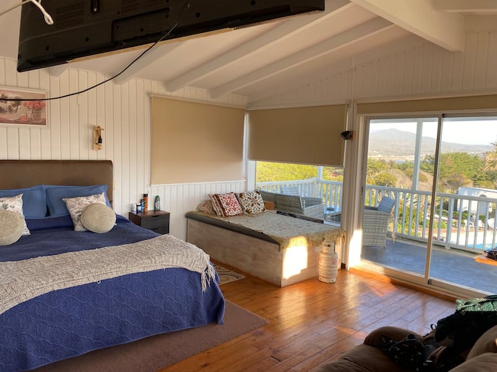 חדר שינה ראשי גדול עם מרפסת עם שולחן עבודה גדול, נוף לים, מואר, עם וילונות האפלה, מרפסת עם סלון קטן 