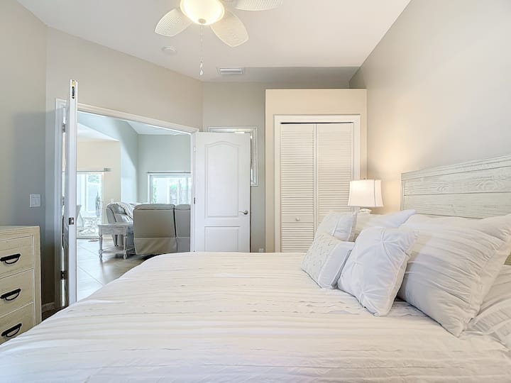 Hoofdslaapkamer net buiten de woonkamer