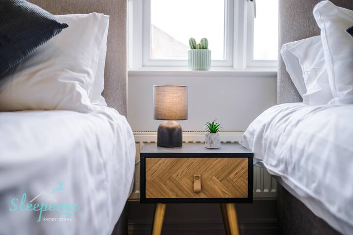 The Caspian/6BR/Sleeps 12/FreeParking/North Mcr/M9 gallery image 3