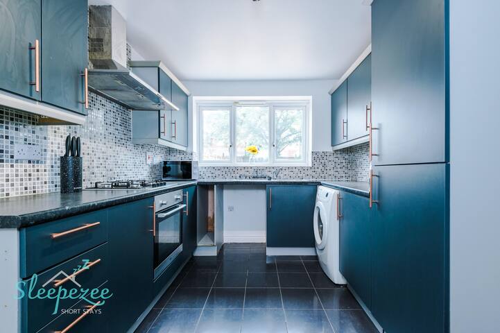 The Caspian/6BR/Sleeps 12/FreeParking/North Mcr/M9 gallery image 4