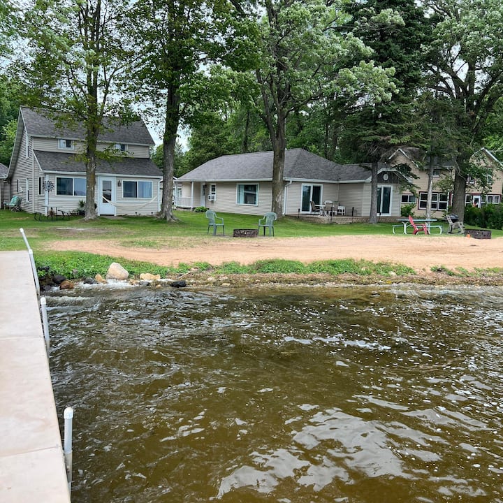 2 BR cottage on Shawano Lake 30" from Green Bay WI