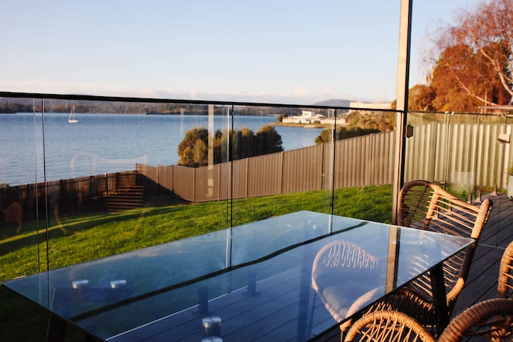 Absolute waterfront “Little Lempriere”