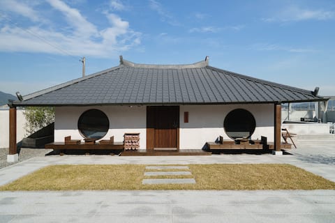 Stay, Hanokjung