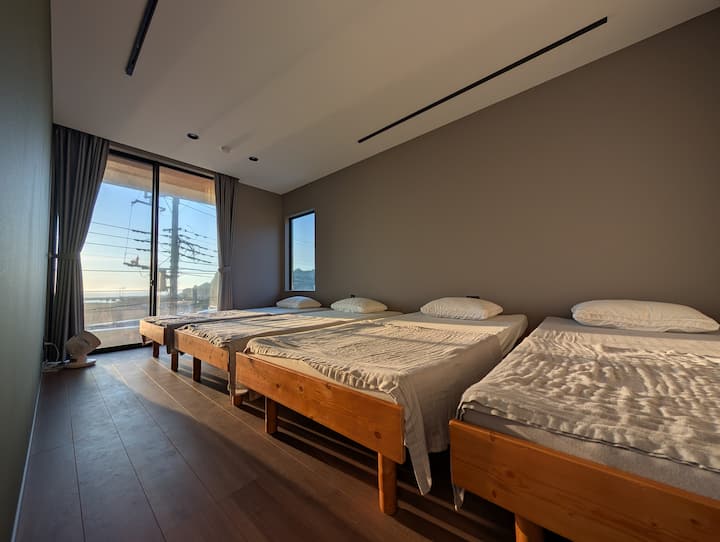 ベットルーム②
シングルベットを4つご用意。

この部屋からも朝日と海が楽しめます。