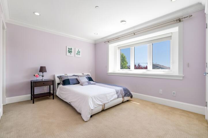 Luxury 4-Bedroom Family Home gallery image 5