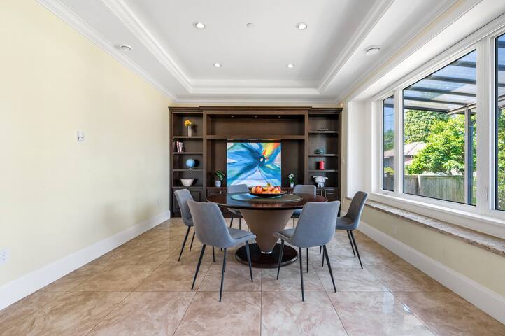 Luxury 4-Bedroom Family Home gallery image 3