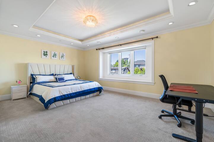 Luxury 4-Bedroom Family Home gallery image 4