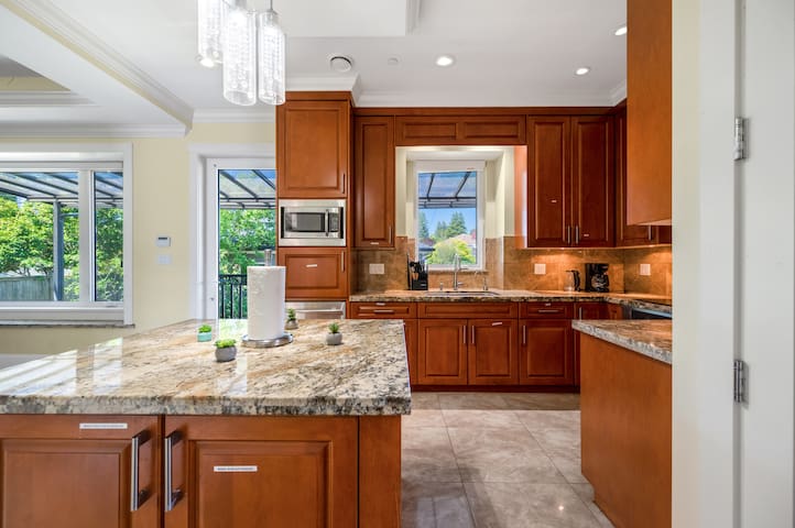 Luxury 4-Bedroom Family Home gallery image 2