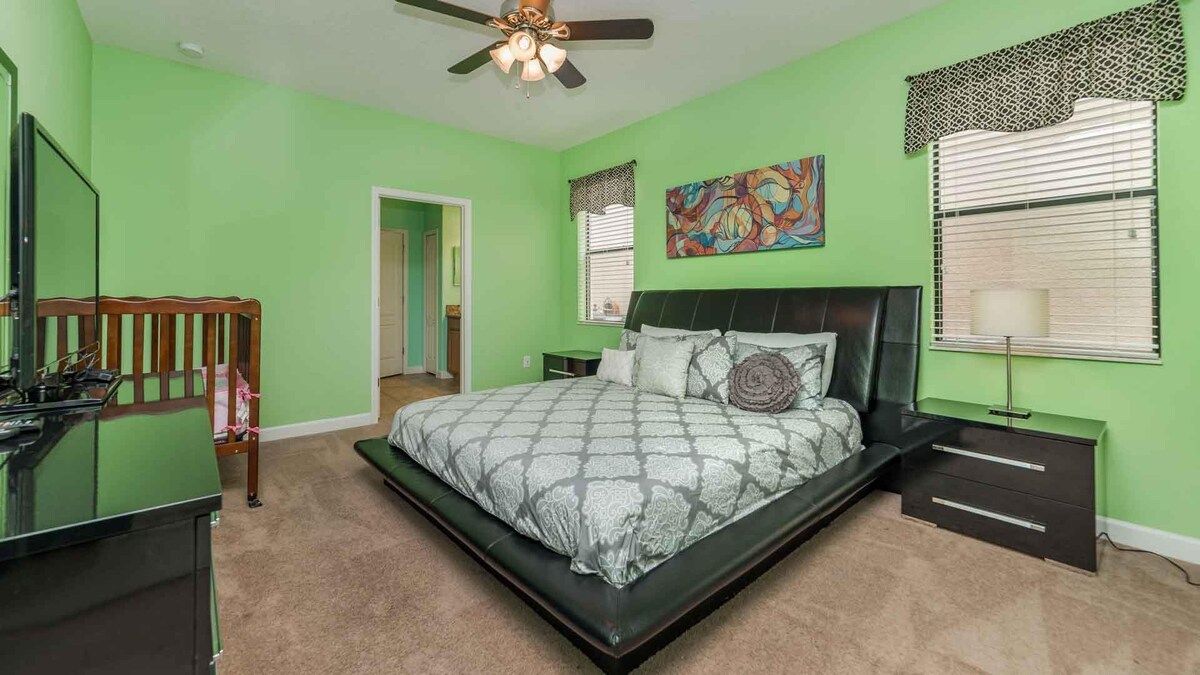 Spite ako kráľovská rodina v našej luxusnej spálni s manželskou posteľou King