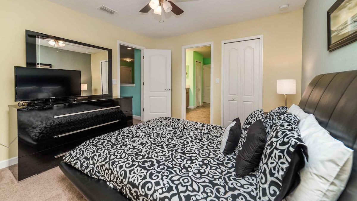 Spite ako kráľovská rodina v našej luxusnej spálni s manželskou posteľou