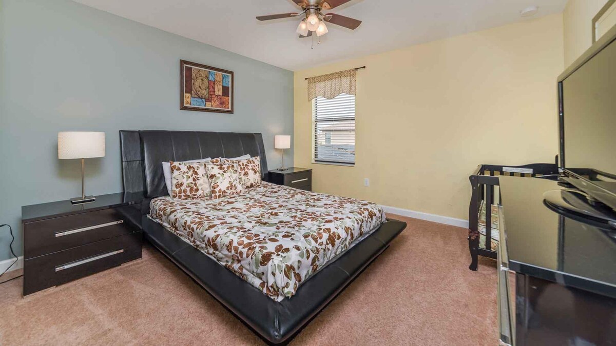 Spite ako kráľovská rodina v našej luxusnej spálni s manželskou posteľou