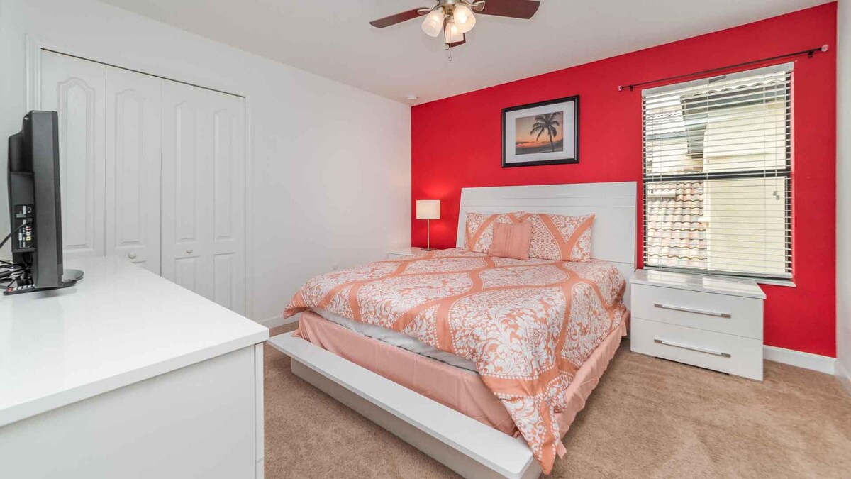 Spite ako kráľovská rodina v našej luxusnej spálni s manželskou posteľou