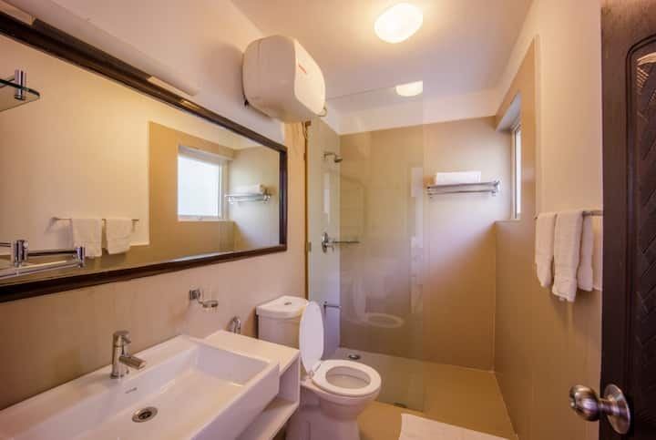 Full bathroom image 1