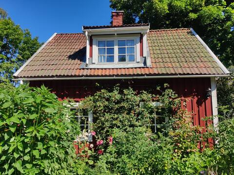Wonderful cabin in lush garden