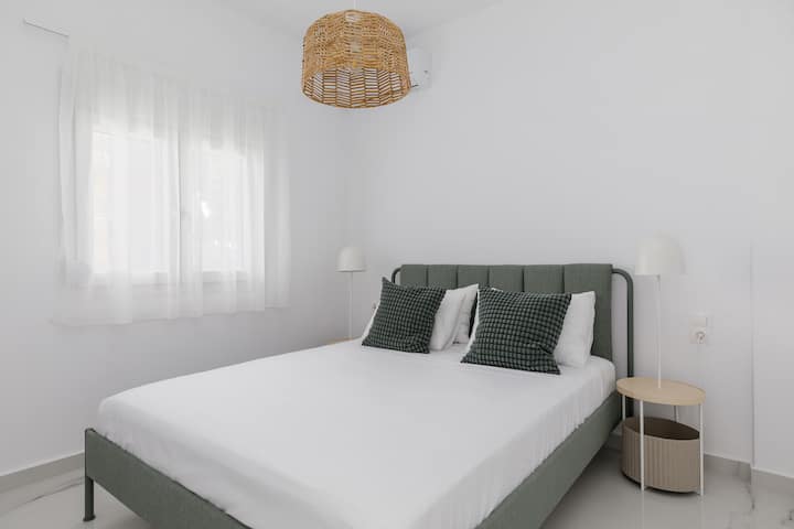 חדר שינה עם מיטת קווין סייז