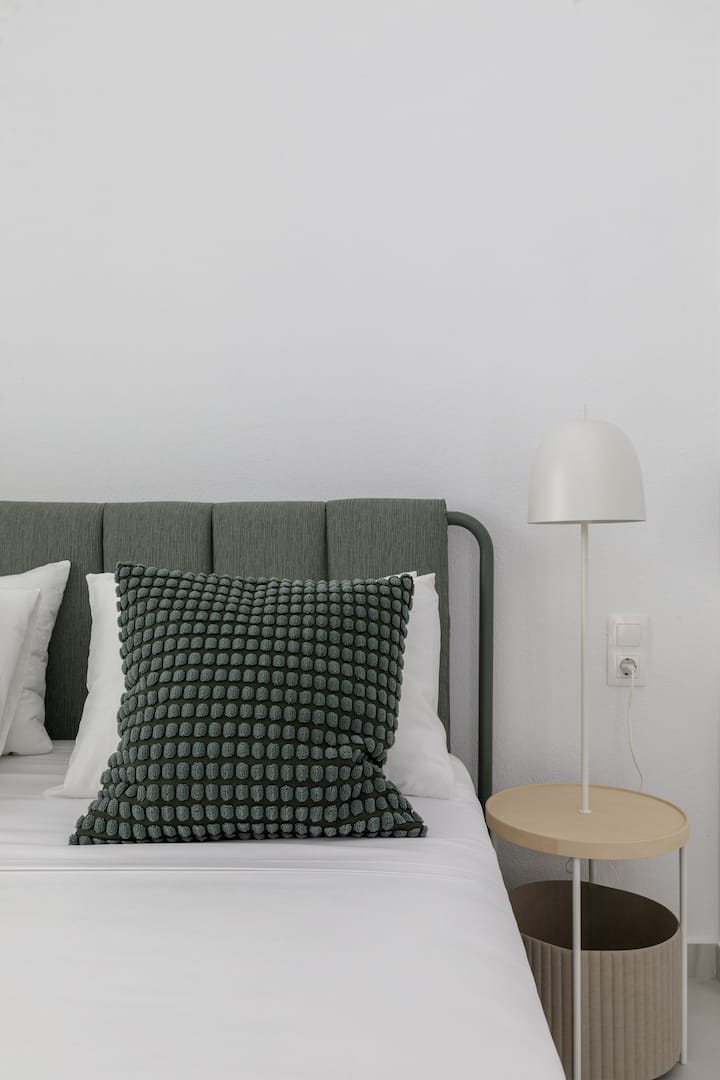 חדר שינה עם מיטת קווין סייז