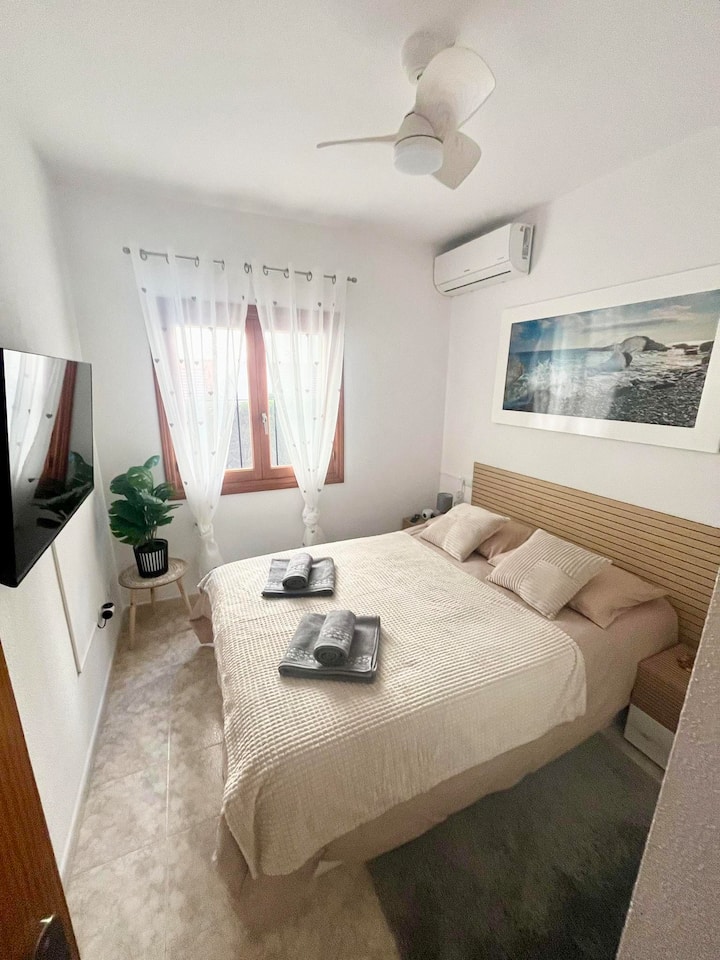 חדר שינה ראשי עם מיטה זוגית. בחדר השינה יש ארון בגדים עם קולבים, טלוויזיה, מיזוג אוויר ומאוורר תקרה.